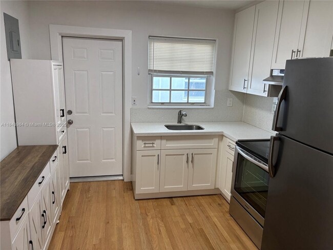 Building Photo - 7515 Dickens Ave