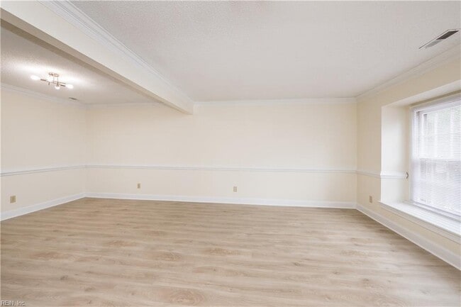 Building Photo - 670 Lord Dunmore Dr