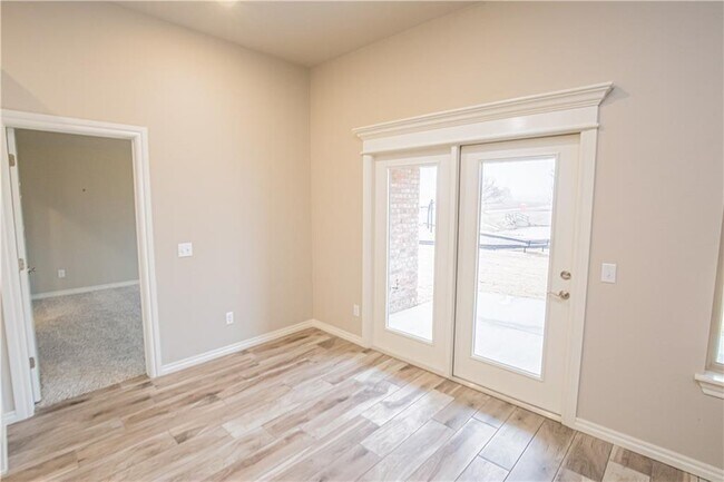 Building Photo - 3516 Lakeside Dr