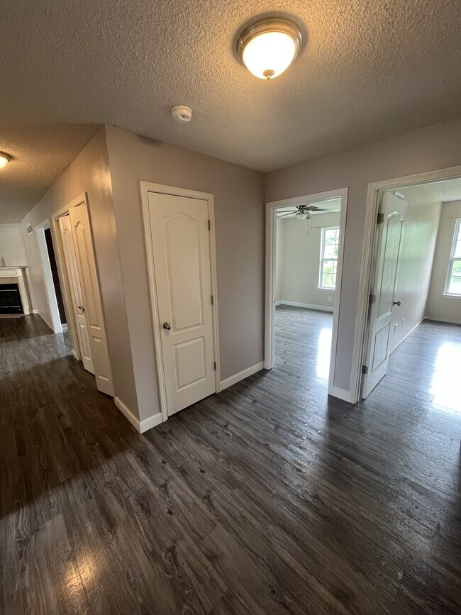 Building Photo - 723 Iron Horse Dr