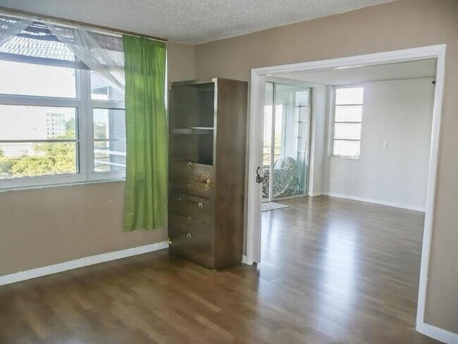 Building Photo - 4015 W Palm Aire Dr
