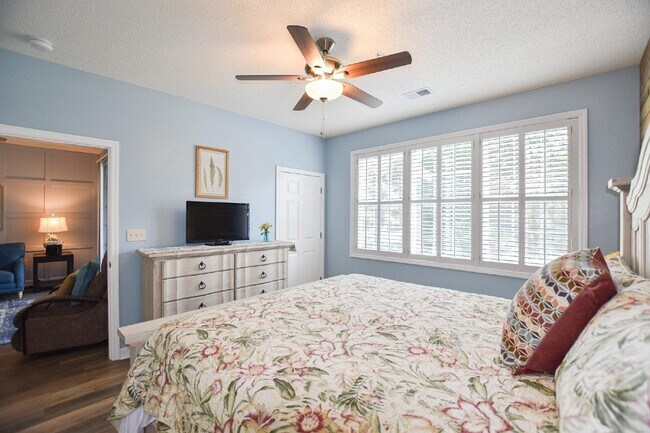 Building Photo - 5825 Catalina Dr