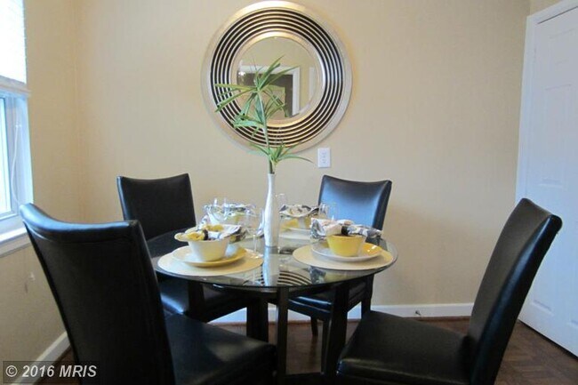 Building Photo - 906 S Highland St