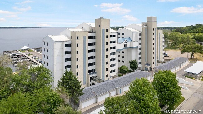 Building Photo - 2964 Lakeshore Dr