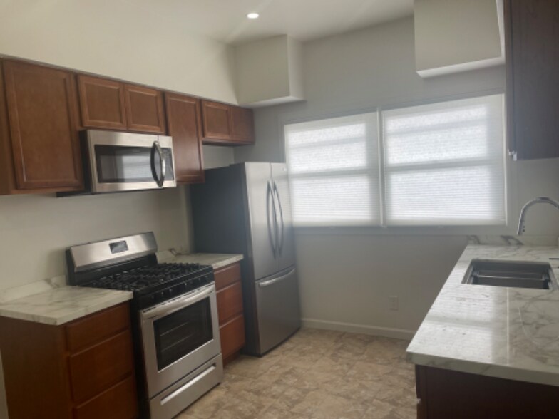 Building Photo - 1000 W 22nd St