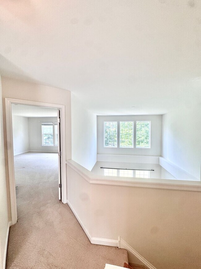 Building Photo - THREE BEDROOM/2.5 BATH TOWNHOME located in PARKLAND School District!