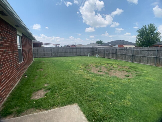 Building Photo - Moore 3 Bed 2 Bath
