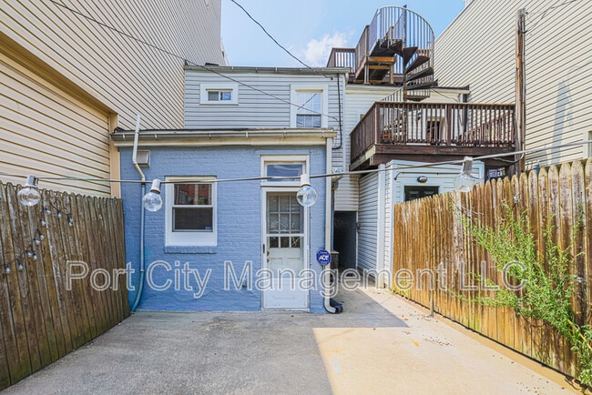Building Photo - 1007 Baylis St