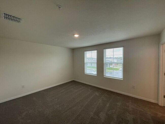 Building Photo - Beautiful 3 Bedroom 2.5 Bathroom Townhome in Windrose