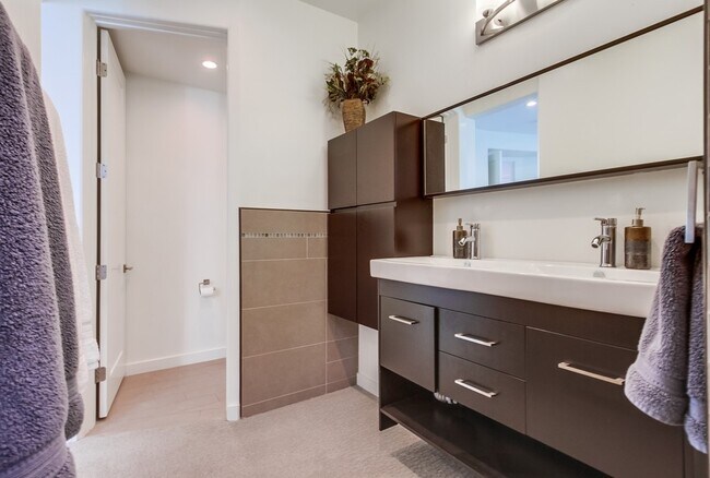 Building Photo - 28548 Meadow Glen Way W