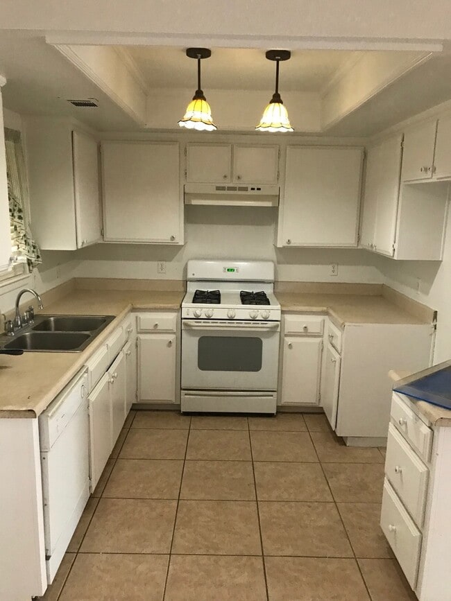 Building Photo - 3 BEDROOM APPLE VALLEY HOME