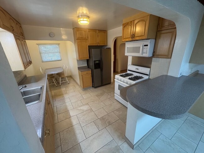 Building Photo - 3 dwelling property located in Rio Linda