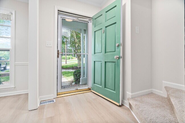 Building Photo - Stylish & Fully Updated 2-Bedroom Townhous...