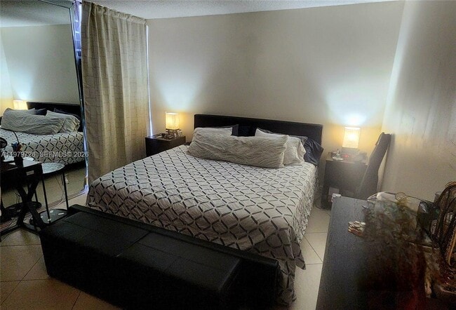 Building Photo - 3301 N Country Club Dr