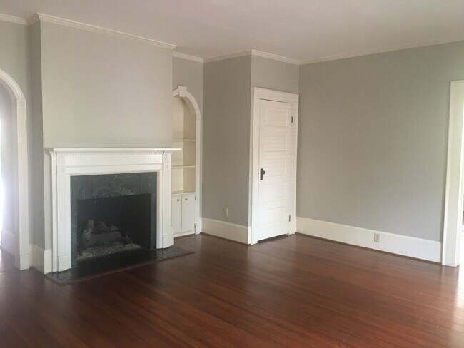 Building Photo - Charming and spacious 3 bedroom cottage in downtown Conway!