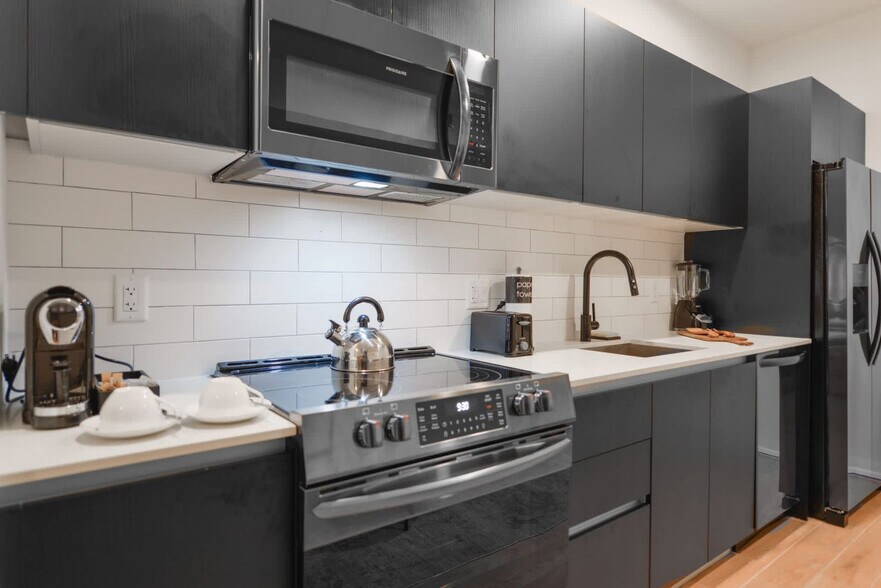 Building Photo - 398 NE 5th St