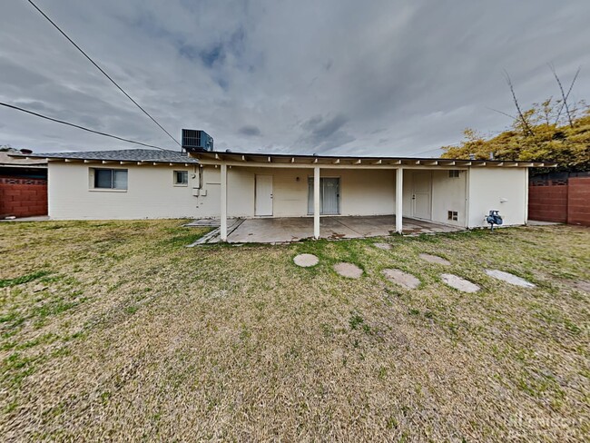 Building Photo - 1121 W 12th Pl