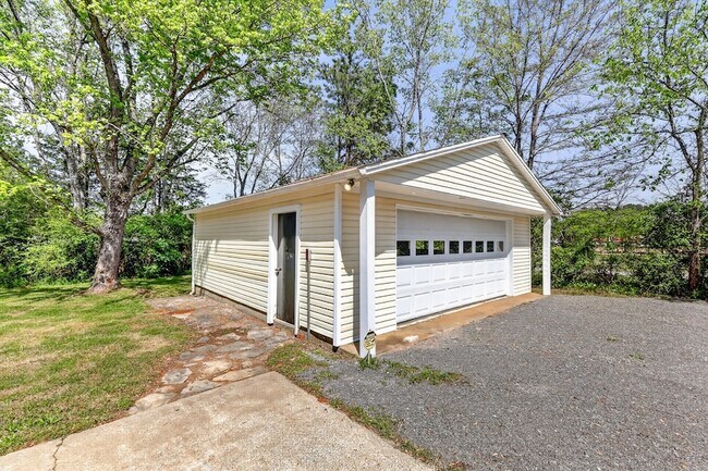 Building Photo - 4827 Bradyville Pike