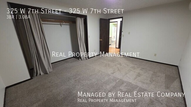 Building Photo - 325 W 7th St