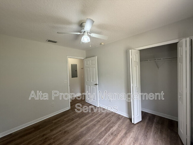 Building Photo - 324 Lena St