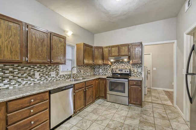 Building Photo - Beautiful 3 Bed- 1 bath (Lower Unit) in Great Location! Move in Ready! $500 off 1st months' rent!