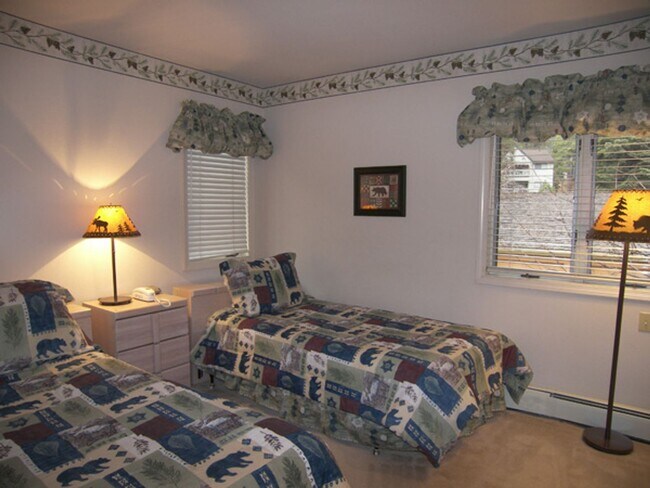 Building Photo - 3 Bedroom Condo in McCloud w 1 Car Garage! Great Location! New pricing!