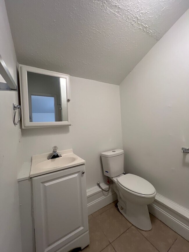 Building Photo - ONE BEDROOM, ONE BATH CUTE HOUSE IN PORTLAND!