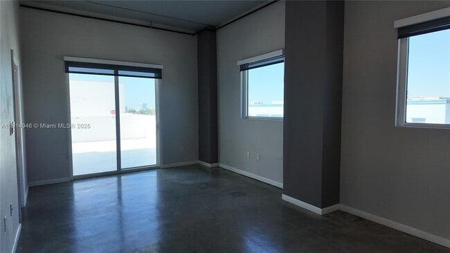 Building Photo - 10 SW South River Dr