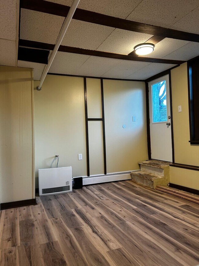 Building Photo - 92 Farview St