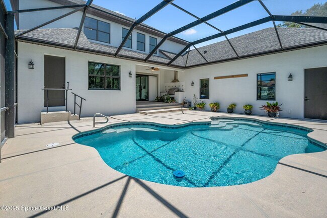 Building Photo - 6725 S Tropical Trail