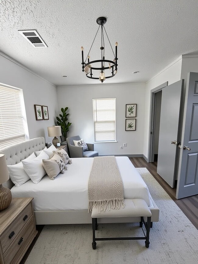 Building Photo - 608 E 4th St