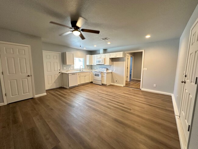 Building Photo - 307 Forrest Ave
