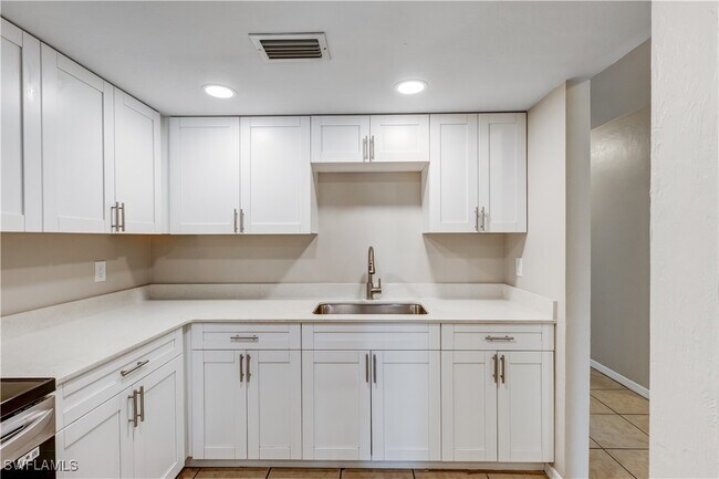 Building Photo - 5453 16th Pl SW