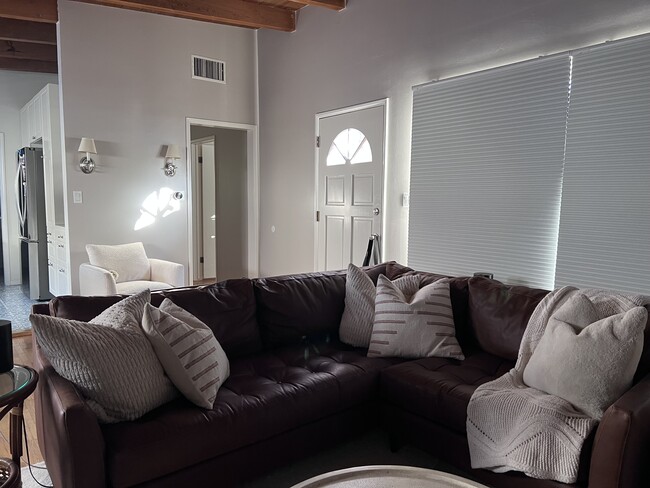 Building Photo - 3200 Oak Ave