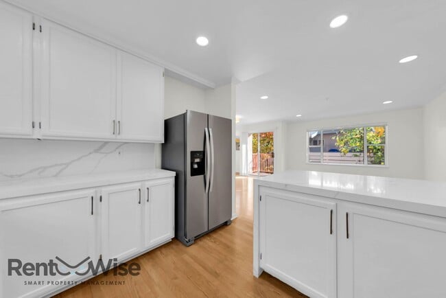 Building Photo - 734 Chestnut St