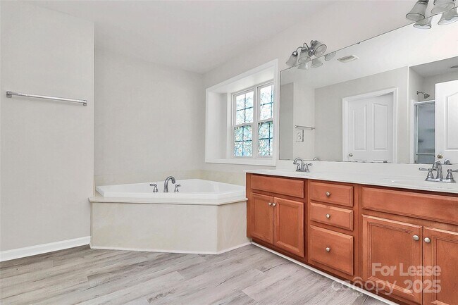 Building Photo - 2108 Oakcliffe Ct