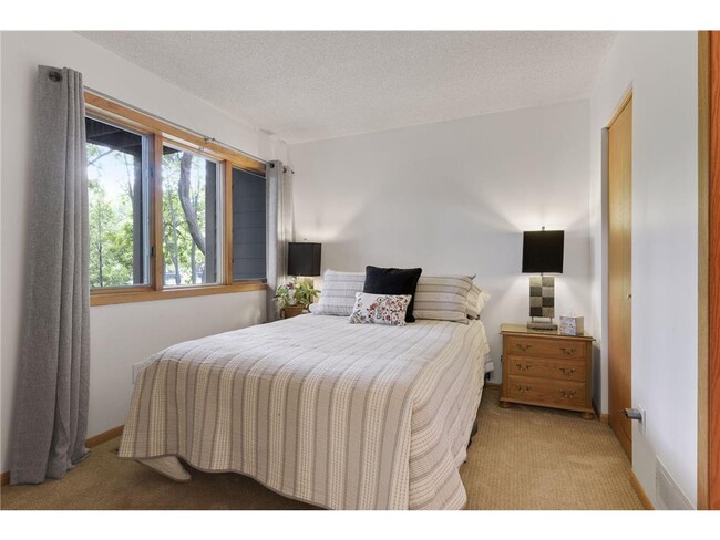 Building Photo - 2858 Kenwood Isles Dr