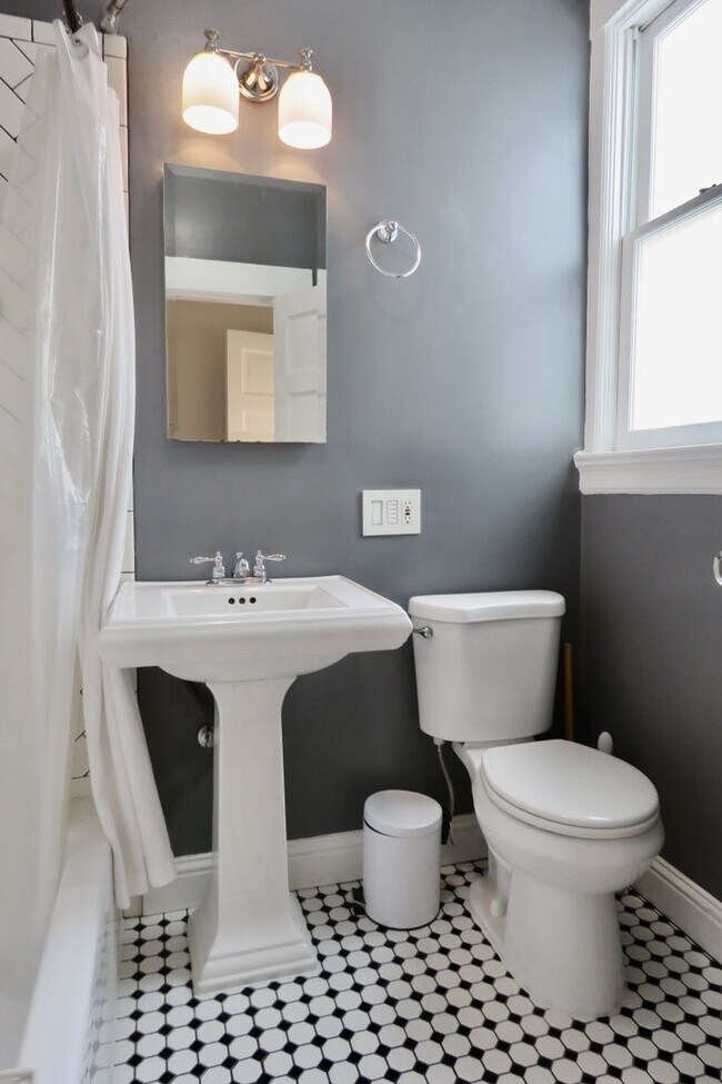 Building Photo - Freshly Updated Pet Friendly First Floor with Parking and Laundry