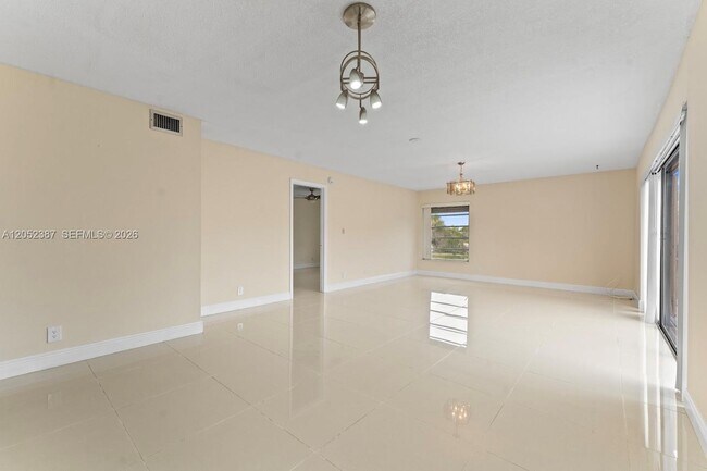 Building Photo - 430 Commodore Dr