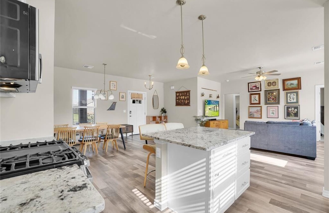 Building Photo - 1004 Village Dr