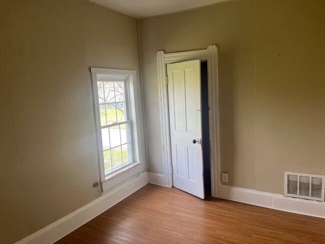 Building Photo - 328 W 17th St