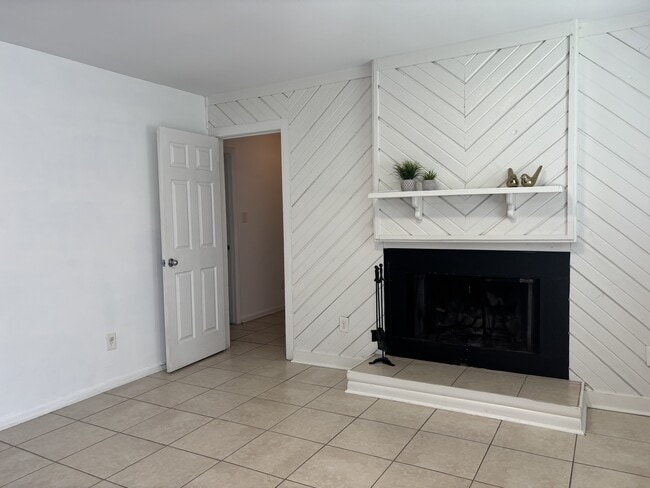 Building Photo - 1372 Riverside Dr