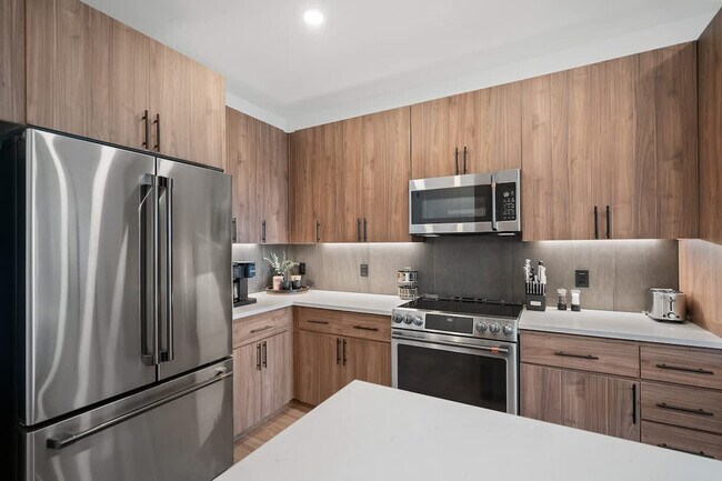 Building Photo - 15825 N 71st St