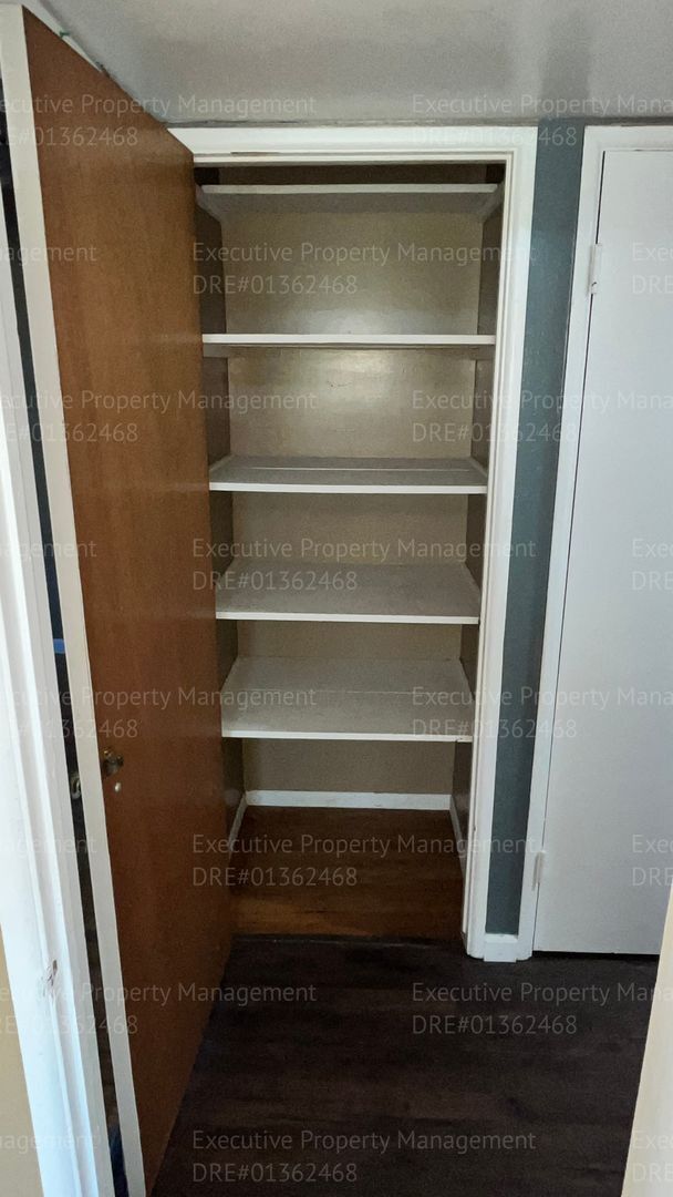 Building Photo - 3 bedroom/ 1.5 bathroom home with a detach...