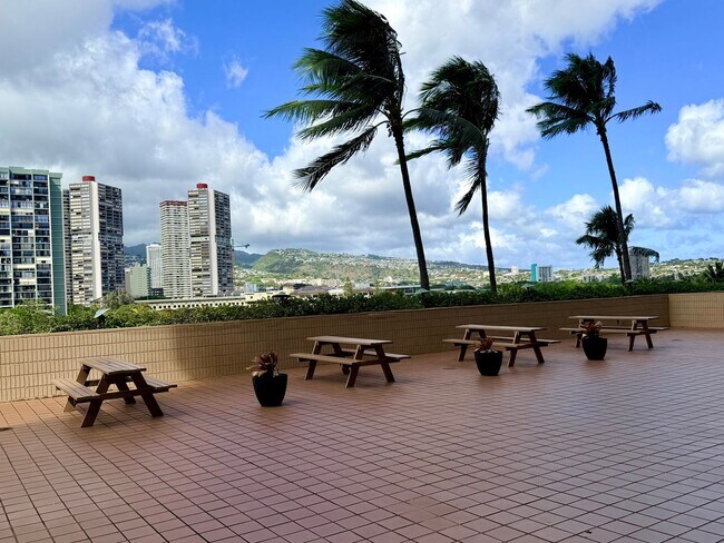 Building Photo - 2121 Ala Wai Blvd