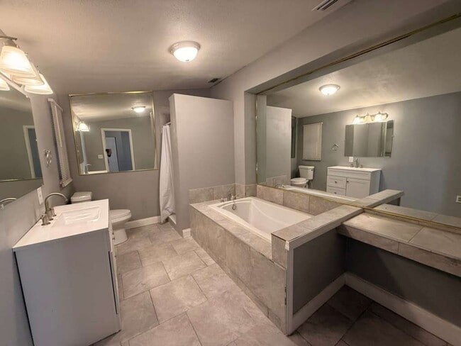 Building Photo - Updated 4/2 Ready for Immediate Move-In