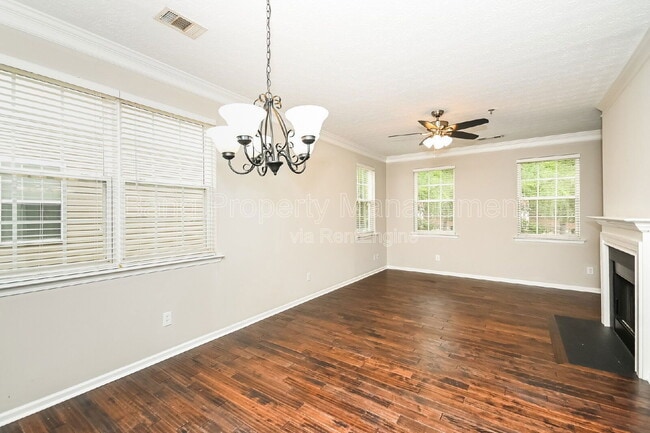 Building Photo - 212 Village Square Dr