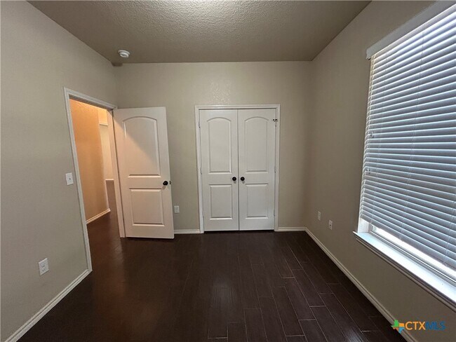 Building Photo - 692 Creekside Cir