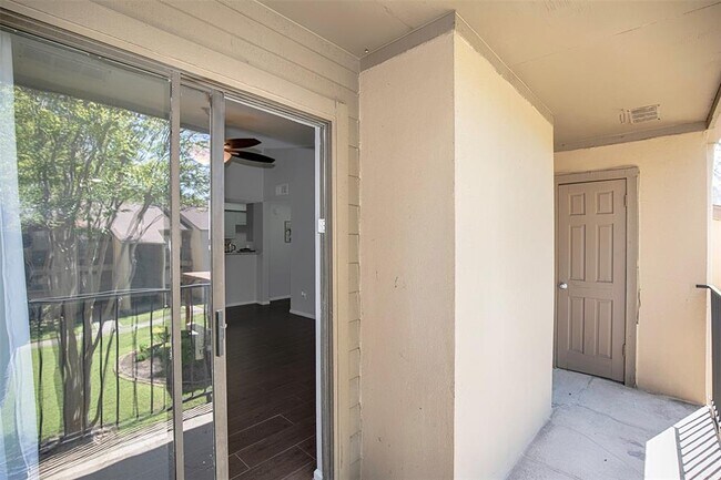 Building Photo - 3300 Pebblebrook Dr