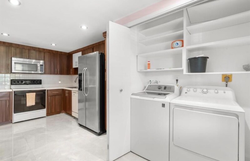 Building Photo - 500 Oaks Ln